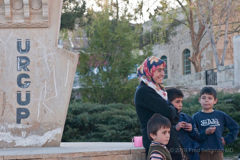 20100404_181559 D300.jpg - Lady and children, Urgup